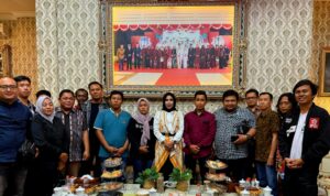 Doc. Wakil Bupati Sidoarjo, Mimik Indayana, berfoto bersama Keluarga Korban Dugaan Kelalaian Medis dan perwakilan masyarakat usai pertemuan di rumah dinas Wabup, Selasa (27/8/2025). (Foto: Nurdin).