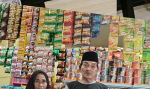 Doc. Pelapor kasus dugaan pemalsuan surat, Sahrup bersama istri, saat berada di toko miliknya. (Foto: FERADI WPI Official).