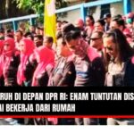 Doc: Masa buruh sedang melakukan aksi demonstrasi. Mereka tampak berbaris dan menyampaikan aspirasi di depan Gedung DPR RI. Foto ini menggambarkan suasana aksi unjuk rasa yang dilakukan oleh