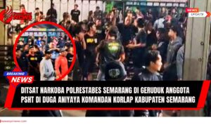 Doc. Ratusan warga yang tergabung dalam Persaudaraan Setia Hati Terate (PSHT) Kabupaten Semarang saat melakukan aksi pengerudukan ke Polrestabes Semarang. Aksi ini merupakan bentuk protes atas dugaan penganiayaan terhadap Komandan Korlap PSHT Kabupaten Semarang oleh oknum anggota Satres Narkoba Polrestabes Semarang. (Sumber Foto: Dwi Agus Haryanto).