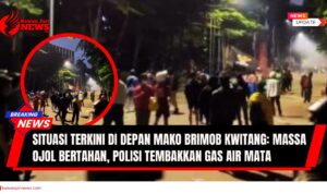 Doc. Situasi terkini di depan Mako Brimob Kwitang, Jakarta Pusat, saat massa pengemudi ojek online menggelar aksi demonstrasi menuntut transparansi penanganan kasus kematian rekan mereka. Aparat kepolisian dan TNI berjaga untuk menjaga keamanan dan ketertiban di lokasi. (NR – KawanJariNews.com).