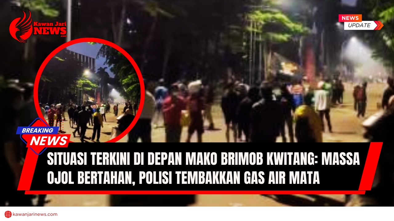Doc. Situasi terkini di depan Mako Brimob Kwitang, Jakarta Pusat, saat massa pengemudi ojek online menggelar aksi demonstrasi menuntut transparansi penanganan kasus kematian rekan mereka. Aparat kepolisian dan TNI berjaga untuk menjaga keamanan dan ketertiban di lokasi. (NR – KawanJariNews.com).