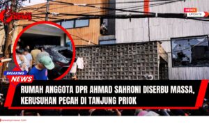 Doc. Rumah milik anggota DPR RI dari Partai NasDem, Ahmad Sahroni, di Jalan Sasembada Timur 22, Tanjung Priok, Jakarta Utara, tampak dari depan dengan kondisi kaca rumah hancur akibat amuk massa. Pada kolase lingkaran terlihat mobil milik Sahroni yang terparkir di garasi dalam keadaan rusak parah setelah dihancurkan massa. (NR – KawanJariNews.com).