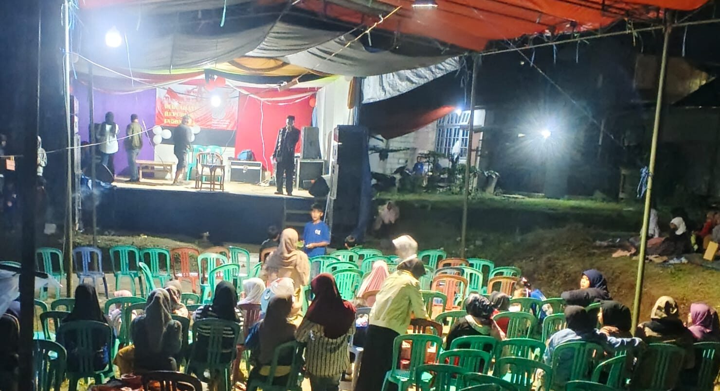 Doc. Suasana malam perayaan HUT RI ke-80 di RW 01 Desa Patrolsari, Kecamatan Arjasari, Kabupaten Bandung. Warga berkumpul di bawah tenda panggung untuk mengikuti rangkaian acara penutupan yang diisi doa dan hiburan bersama, Minggu malam (31/08/2025). (Foto: Yohanes).