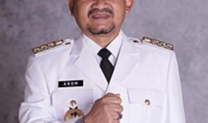 Doc. Bupati Pemalang, Anom Widiyantoro, S.E., M.M., saat memberikan apresiasi atas prestasi mahasiswi asal Pemalang, Nadia Riska Anida, yang berhasil meraih predikat Cum Laude di Universitas Negeri Yogyakarta (UNY). (Sumber Foto: PEMKAB Pemalang).