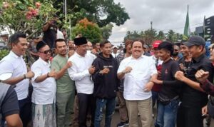 Doc. Mantan Bupati Pangandaran H. Jeje Wiradinata hadir dan berbaur dengan massa aksi damai di depan Gedung DPRD Pangandaran, Senin (1/9/2025). Kehadirannya mencairkan suasana melalui interaksi hangat bersama peserta aksi. (Foto: Arden).