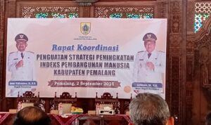 Doc. Suasana Rapat Koordinasi Penguatan Strategi Peningkatan IPM Kabupaten Pemalang di Aula Pendopo Pemalang, Selasa (2/9/2025), dengan banner acara terpampang di bagian depan sebagai penanda resmi kegiatan. (Foto: Arden).