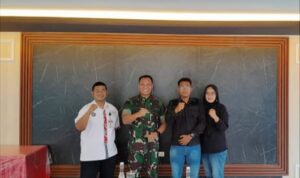 Doc. Perwakilan Lembaga Investigasi Negara (LIN) bersama Wakil Kepala Sekolah Bidang Kesiswaan SMK Negeri 2 Bitung berfoto bersama Kepala Dodik SECATA Rindam XIII/MDK, Letkol Inf Jenris Yulmal Vinas, usai pertemuan membahas penguatan pendidikan karakter bagi pelajar di Kota Bitung. (Foto: Tampilang).