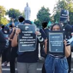 Doc. Para peserta Aksi Kamisan di depan Patung Gubernur Suryo, Surabaya sambil membawa poster berisi tuntutan penyelesaian kasus pelanggaran HAM, Kamis (4/9/2025). (Foto: Eko Wahyu – KawanJariNews.com).