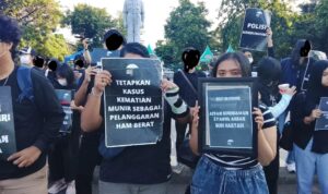 Doc. Para peserta Aksi Kamisan di depan Patung Gubernur Suryo, Surabaya sambil membawa poster berisi tuntutan penyelesaian kasus pelanggaran HAM, Kamis (4/9/2025). (Foto: Eko Wahyu – KawanJariNews.com).