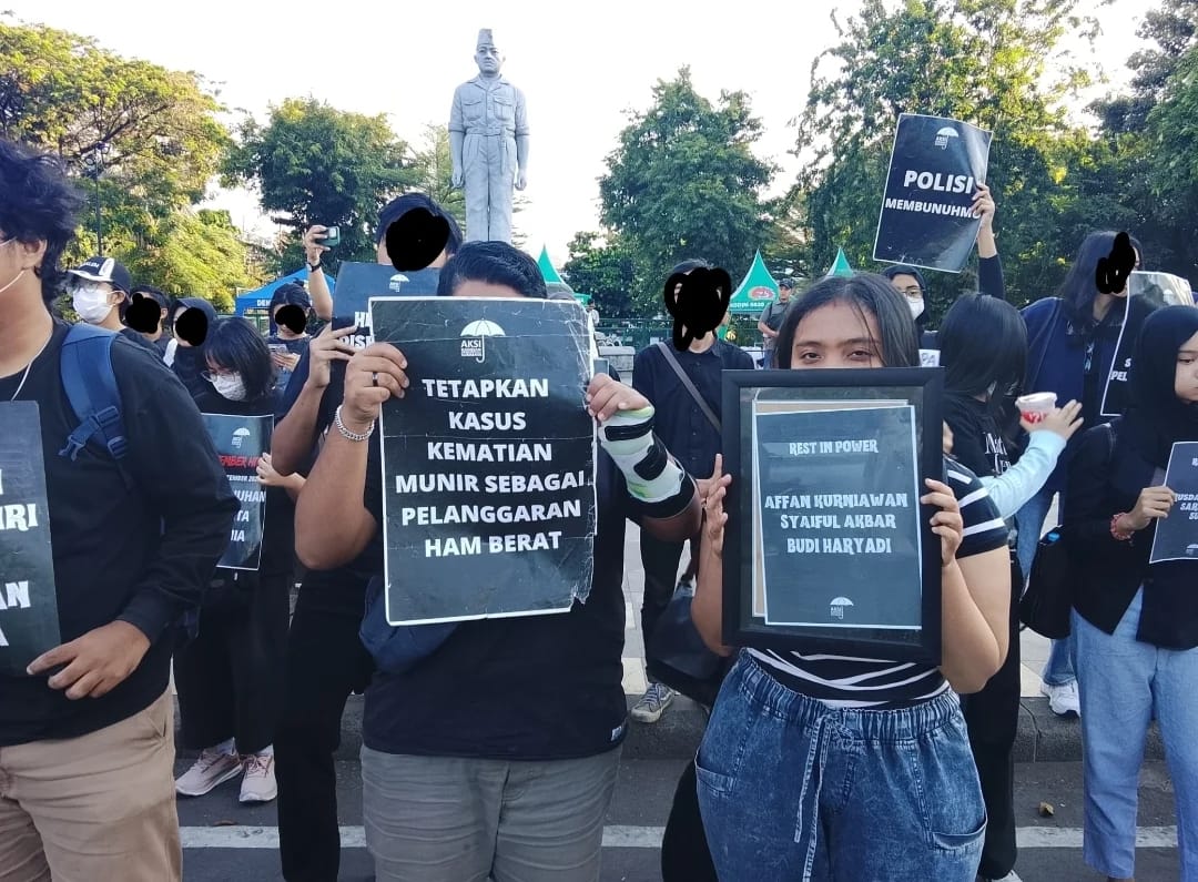 Doc. Para peserta Aksi Kamisan di depan Patung Gubernur Suryo, Surabaya sambil membawa poster berisi tuntutan penyelesaian kasus pelanggaran HAM, Kamis (4/9/2025). (Foto: Eko Wahyu – KawanJariNews.com).