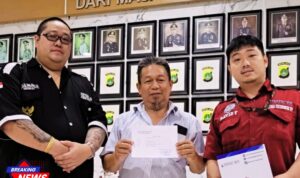 Doc. Tim hukum dari Subur Jaya Law Firm – FERADI WPI Advokat Donny Andretti, S.H., S.Kom., M.Kom., C.MDF., C.PFW., C.MDF., (kiri), bersama David Yuwono, S.E., M.M., MBA., C.PFW., C.MDF., (kanan) mendampingi klien (tengah) saat melaporkan dugaan penggelapan dengan pemberatan ke Polres Metro Bekasi (13/9/2025). (Foto: FERADI WPI Official).