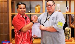 Doc. Advokat Aris Carmadi, S.H., C.PC. (kiri) selaku Kuasa Hukum 533 korban Koperasi Bahana Lintas Nusantara (BLN) berjabat tangan dengan Advokat Donny Andretti, S.H., S.Kom., M.Kom., C.Md., C.PFW., C.MDF. selaku Ketua Umum FERADI WPI, usai pertemuan resmi di Resto Gaharu, Pedurungan, Semarang, Minggu (14/9/2025). Pertemuan tersebut membahas kerja sama penanganan perkara hukum terkait korban BLN. (Foto: FERADI WPI Official).