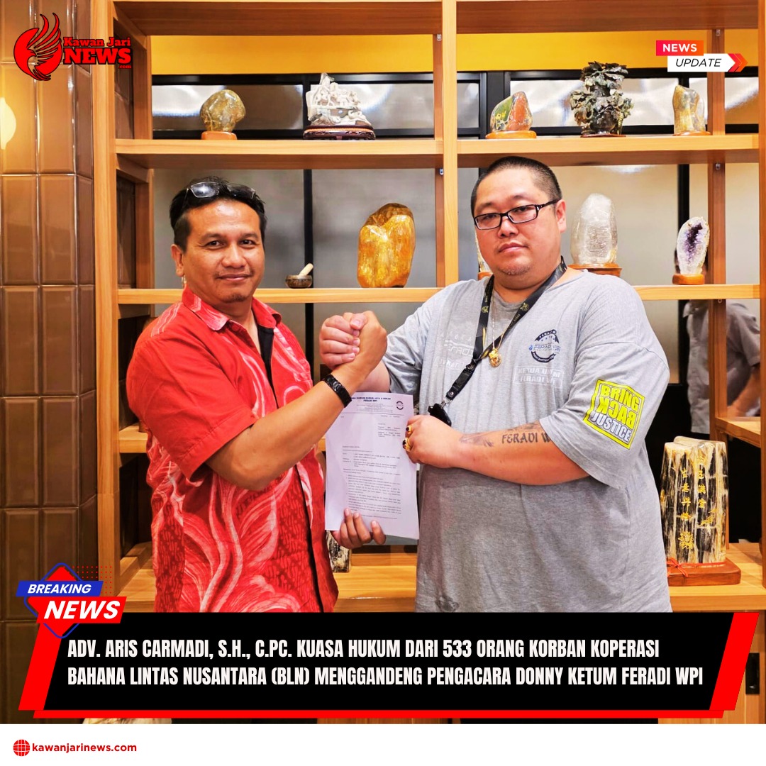 Doc. Advokat Aris Carmadi, S.H., C.PC. (kiri) selaku Kuasa Hukum 533 korban Koperasi Bahana Lintas Nusantara (BLN) berjabat tangan dengan Advokat Donny Andretti, S.H., S.Kom., M.Kom., C.Md., C.PFW., C.MDF. selaku Ketua Umum FERADI WPI, usai pertemuan resmi di Resto Gaharu, Pedurungan, Semarang, Minggu (14/9/2025). Pertemuan tersebut membahas kerja sama penanganan perkara hukum terkait korban BLN. (Foto: FERADI WPI Official).
