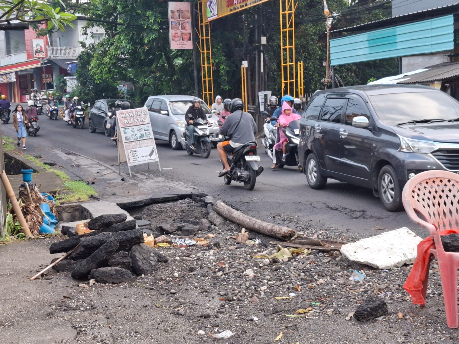Doc. Kondisi Jalan Kebo Iwa Utara, Denpasar, Bali, yang mengalami kerusakan setelah banjir melanda sejak 10 September 2025. Kerusakan jalan ini menyebabkan kemacetan panjang dan mengganggu aktivitas warga. (Sumber foto: Bali Insight News).