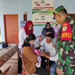 Doc. Babinsa Desa Jalupang Serka Anton Sukoyo mendampingi petugas kesehatan saat memberikan pelayanan imunisasi kepada balita dalam kegiatan Posyandu di Kampung Legok Jambu, Kecamatan Kalijati, Subang. (Foto: Benny).