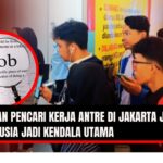 Doc. Suasana antrean pencari kerja di ajang Jakarta Job Fest, Jakarta, Rabu (17/9/2025). Ratusan pelamar terlihat berdesakan untuk melamar pekerjaan di berbagai sektor. Namun, banyak di antara mereka mengeluhkan syarat batas usia maksimal 40 tahun yang dianggap mempersempit peluang kerja, meski memiliki pengalaman dan kompetensi yang memadai. (NR – KawanJariNews.com).
