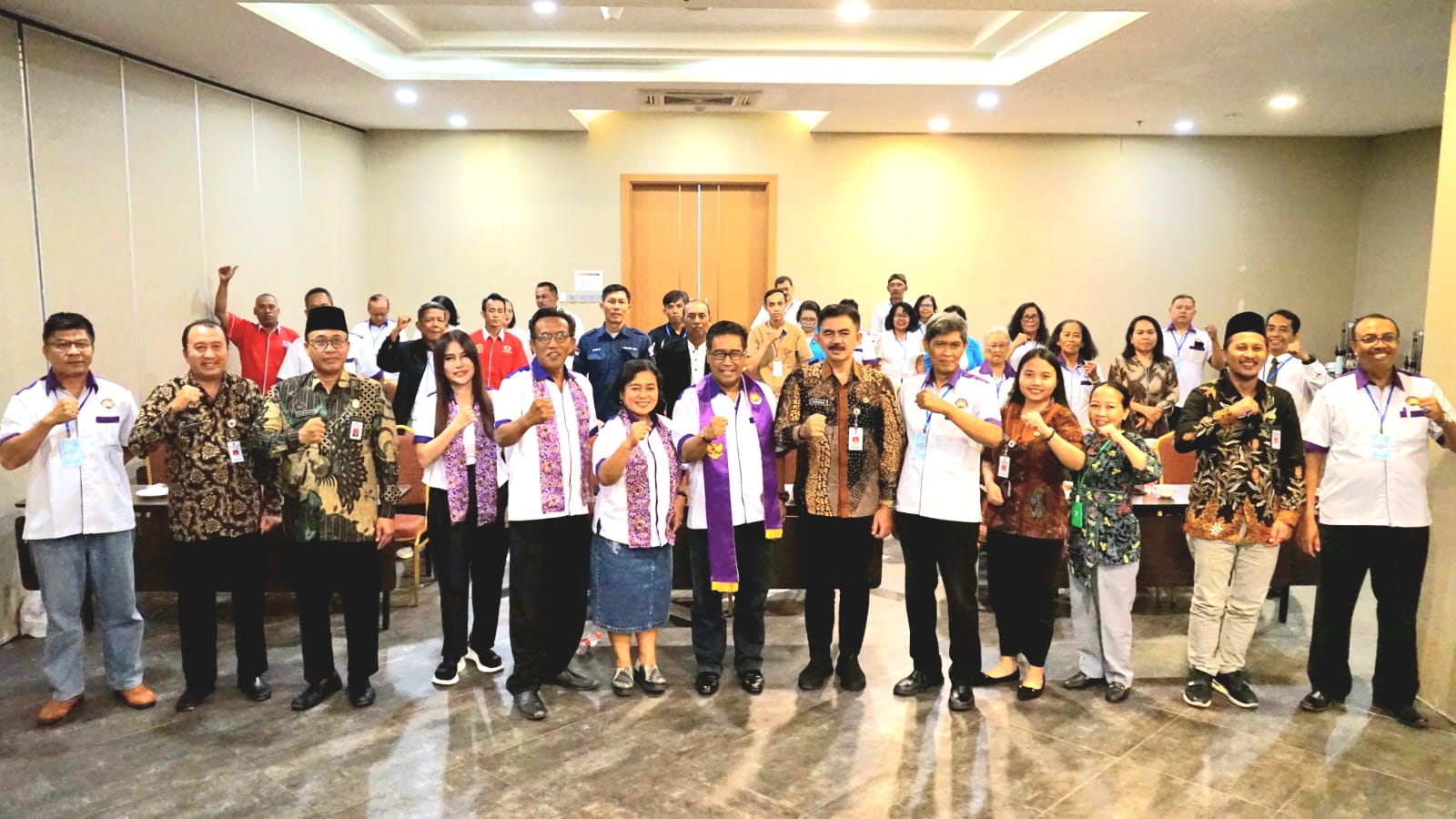 Doc. Pengurus DPD Majelis Umat Kristen Indonesia (MUKI) Kebumen periode 2025–2030 bersama jajaran DPW MUKI Jawa Tengah, perwakilan pemerintah, serta tamu undangan dari berbagai ormas dan lembaga keagamaan berfoto bersama usai Musyawarah Daerah (Musda) I di Hotel Grand Kolopaking, Kebumen, Kamis (18/9/2025). (Foto: Budi Setyanto).