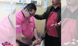 Doc. Ketua Umum FERADI WPI, Adv. Donny Andretti, S.H., S.Kom., M.Kom., C.Md., C.MDF., C.PFW., saat didampingi rekan seiman yang mendoakan kesembuhannya di ruang perawatan rumah sakit, Selasa (23/9/2025). (Foto: Nabila).