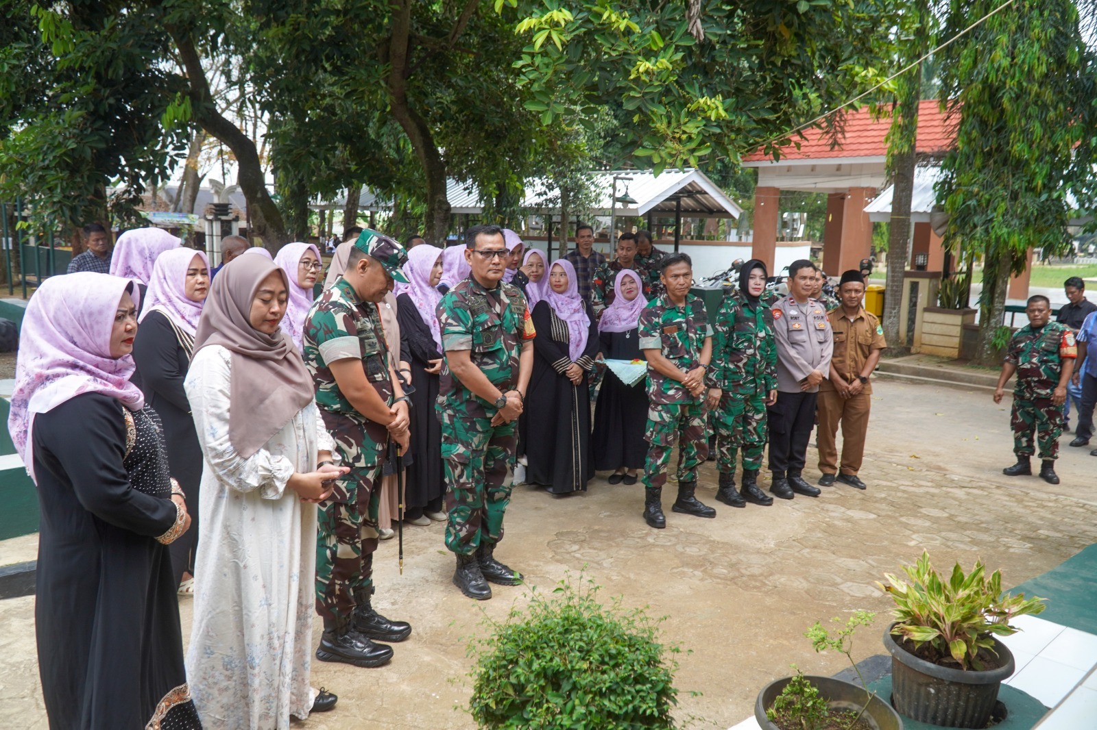 Doc. Komandan Kodim 0605/Subang, Letkol Czi Asep Saepudin, S.E., bersama jajaran TNI, Persit Kartika Chandra Kirana, pemerintah daerah, dan Polsek Purwadadi mengikuti doa bersama dalam rangka peresmian Mushola Al-Raafi di Makoramil 0508/Purwadadi, Selasa (23/3/2025). (Foto: Benny).