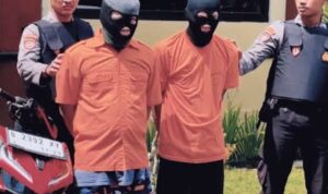 Doc. Dua tersangka kakak beradik pelaku pencurian sepeda motor di Kulon Progo digelandang aparat Satreskrim Polres Kulon Progo usai penangkapan. Dari tangan keduanya, polisi menyita barang bukti berupa motor curian dan peralatan pembobol kunci. (Foto: Yudhan Aria Kusuma).