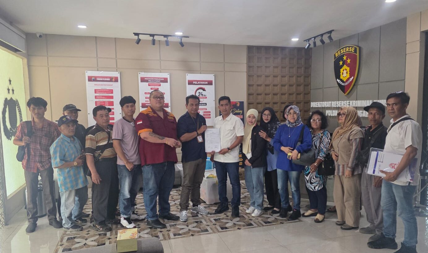 Doc. (Ruang depan Ditreskrimsus Polda Jateng): Sebagian korban didampingi Bapak Advokat Donny Andretti dan tim hukum FERADI WPI berfoto bersama usai menyerahkan laporan resmi ke SPKT Ditreskrimsus Polda Jawa Tengah. (Foto: Nabila).