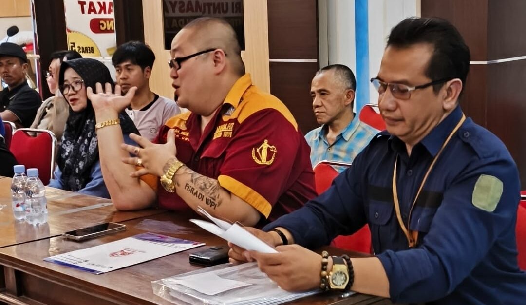 Doc. (Sesi diskusi di ruang rapat): Bapak Advokat Donny Andretti bersama Bapak Advokat Aris Carmadi mendampingi korban dalam penyampaian aduan dugaan investasi bodong BLN kepada pihak kepolisian di ruang rapat Ditreskrimsus Polda Jawa Tengah. (Foto: Nabila).