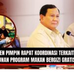 Doc. Ilustrasi Presiden Prabowo Subianto saat memimpin rapat koordinasi membahas insiden keracunan makanan bergizi gratis (MBG). Pada kolase lingkaran depan, tampak gambar ilustratif korban keracunan MBG di Jawa Barat yang sedang mendapatkan perawatan medis di rumah sakit. Gambar ini bersifat ilustratif semata sebagai gambaran isu penting mengenai keselamatan anak, transparansi, akuntabilitas, serta pengawasan kualitas pangan dalam program pemerintah. (NR | KawanJariNews.com).