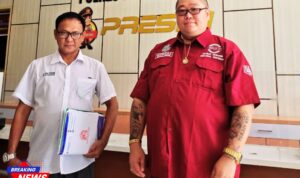 Doc. Advokat Donny Andretti, S.H., S.Kom., M.Kom., C.Md. (kiri) bersama M. Arifin, S.H., M.H., S.Sos., M.M. (kanan) saat menghadiri undangan mediasi di Polres Karanganyar, Senin (29/9/2025). Pertemuan difasilitasi Unit II Krimsus Satreskrim Polres Karanganyar untuk mempertemukan pihak terlapor dan pelapor. (Foto: Nabila).