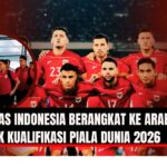 Doc.Keberangkatan Timnas Indonesia untuk bertolak ke Jeddah, Arab Saudi, untuk putaran keempat kualifikasi Piala Dunia 2026. Pada lingkaran di latar depan tampak momen tim berjalan menuju area keberangkatan, simbol persiapan dan semangat tim menghadapi laga penting. Gambar ini bersifat ilustratif dan tidak menggambarkan kejadian secara real-time. (Sumber: Sport Link News).