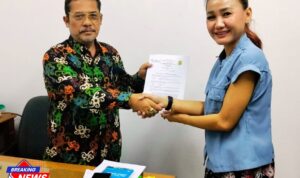 Doc. Ketua DPD FERADI WPI Jakarta, Harriani Bianca, bersama Kaprodi Fakultas Hukum Universitas Mpu Tantular, Dr. Appe Hutauruk, S.H., M.H., saat prosesi penyerahan dokumen kerja sama dalam acara penandatanganan MoU penyelenggaraan PKPA dan UPA di Jakarta, Selasa (7/10/2025). (Foto: DPD FERADI WPI Jakarta).