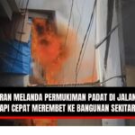 Doc. Kobaran api terlihat membesar di kawasan padat penduduk Jalan Pangeran Tubagus Angke, Tambora, Jakarta Barat, Jumat (10/10/2025). Api cepat merambat ke bangunan sekitar akibat hembusan angin kencang dan banyaknya material mudah terbakar. Petugas pemadam kebakaran berupaya memadamkan api menggunakan 12 unit mobil damkar di tengah padatnya permukiman dan arus lalu lintas yang tersendat. (NR | KawanJariNews.com).