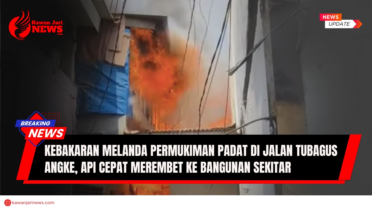 Doc. Kobaran api terlihat membesar di kawasan padat penduduk Jalan Pangeran Tubagus Angke, Tambora, Jakarta Barat, Jumat (10/10/2025). Api cepat merambat ke bangunan sekitar akibat hembusan angin kencang dan banyaknya material mudah terbakar. Petugas pemadam kebakaran berupaya memadamkan api menggunakan 12 unit mobil damkar di tengah padatnya permukiman dan arus lalu lintas yang tersendat. (NR | KawanJariNews.com).