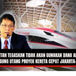 Doc. Menteri Keuangan Purbaya Yudhi Sadewa dengan latar belakang rangkaian Kereta Cepat Jakarta–Bandung. Visual ini menggambarkan konteks pernyataannya terkait penegasan pemerintah bahwa dana APBN tidak akan digunakan untuk menanggung beban utang proyek Kereta Cepat Indonesia–China (KCIC) yang mencapai ratusan triliun rupiah. Gambar ini bersifat ilustratif. Ilustrasi digunakan untuk memberikan konteks isu pengelolaan utang, transparansi keuangan publik, dan akuntabilitas proyek strategis nasional. (NR | KawanJariNews.com).