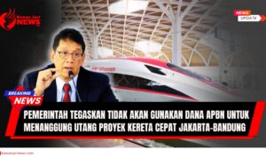 Doc. Menteri Keuangan Purbaya Yudhi Sadewa dengan latar belakang rangkaian Kereta Cepat Jakarta–Bandung. Visual ini menggambarkan konteks pernyataannya terkait penegasan pemerintah bahwa dana APBN tidak akan digunakan untuk menanggung beban utang proyek Kereta Cepat Indonesia–China (KCIC) yang mencapai ratusan triliun rupiah. Gambar ini bersifat ilustratif. Ilustrasi digunakan untuk memberikan konteks isu pengelolaan utang, transparansi keuangan publik, dan akuntabilitas proyek strategis nasional. (NR | KawanJariNews.com).