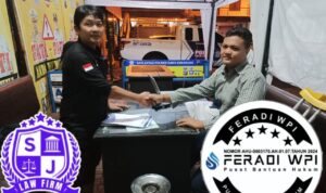 Doc. Ketua Organisasi Advokat dan Paralegal FERADI WPI DPC Kota Semarang, Sukindar (kiri), berjabat tangan dengan salah satu pihak yang terlibat dalam kecelakaan lalu lintas usai tercapai kesepakatan damai di Pos Lantas Polrestabes Semarang, Jumat (10/10/2025) malam. Momen tersebut menjadi penanda berakhirnya proses mediasi secara kekeluargaan yang difasilitasi oleh pihak kepolisian dan FERADI WPI. (Foto: FERADI WPI Official).