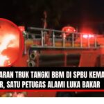 Doc. Kendaraan Petugas pemadam kebakaran Jakarta Barat pada saat berupaya memadamkan api yang membakar truk tangki BBM di area SPBU Kemanggisan, Palmerah, Jakarta Barat, Sabtu (11/10/2025). (NR | KawanJariNews.com).