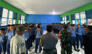 Doc. Babinsa Desa Sindanglaya, Sertu Pariyanto, dari Koramil 0505/Tanjungsiang, saat menyampaikan arahan dan motivasi kepada siswa-siswi SMPN 2 Tanjungsiang dalam kegiatan penyuluhan pencegahan kenakalan remaja di aula sekolah. (Benny Rusli).