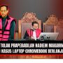 Doc. Ilustrasi — Nadiem Makarim (dalam kolase depan) dengan latar belakang ruang sidang dan hakim yang tengah memimpin persidangan di meja hakim. Gambar bersifat ilustrasi, bertujuan memperkuat konteks pemberitaan mengenai penolakan permohonan praperadilan kasus dugaan korupsi pengadaan laptop Chromebook untuk program digitalisasi pendidikan. (NR | KawanJariNews.com).