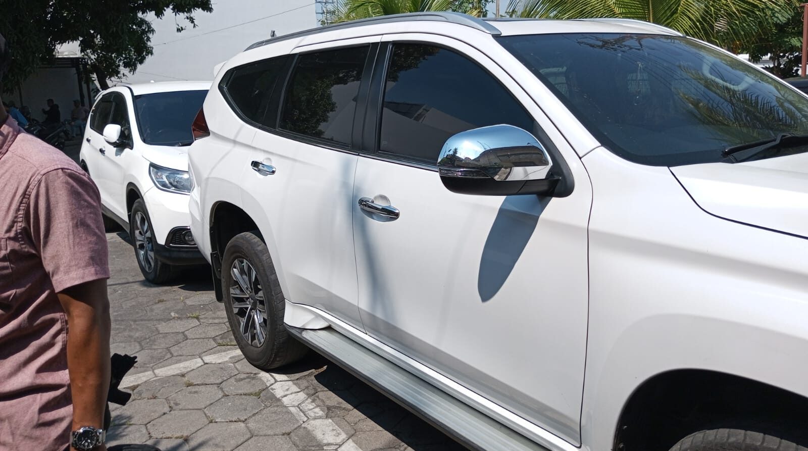 Doc. Terlihat dua unit mobil, termasuk Mitsubishi Pajero yang menjadi objek sengketa, diparkir di area Polsek Banjarsari, Surakarta. Mobil Pajero berada di depan dengan jarak sangat rapat terhadap kendaraan lain pada sisi belakang yang diduga milik pihak debt collector. (Foto: Wakid).