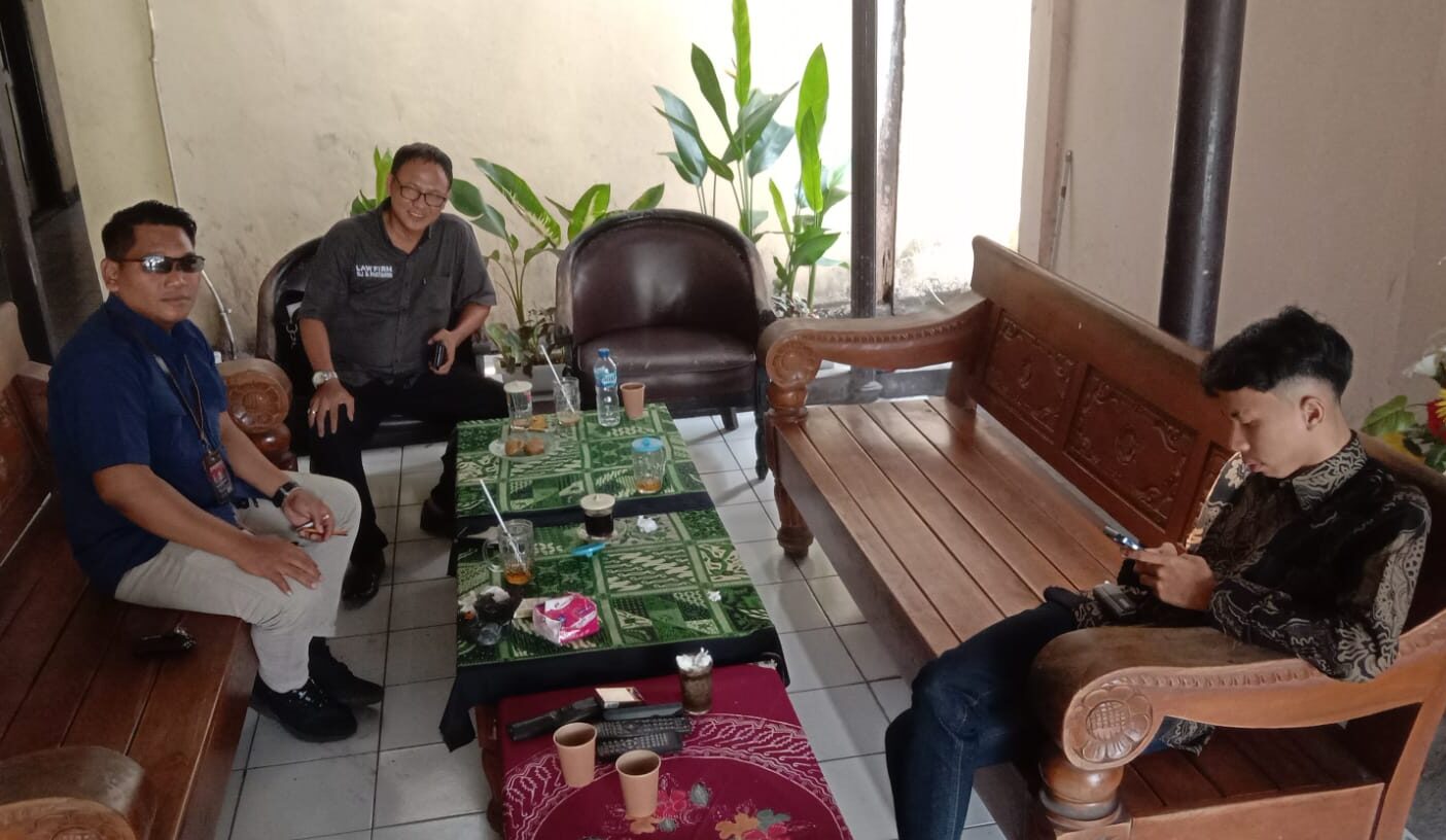 Doc. Kuasa hukum keluarga, M. Arifin, S.H., M.H., bersama klien dan rekan dari Firma Hukum Subur Jaya & Rekan, tampak menunggu di ruang tamu Polsek Banjarsari untuk proses pengambilan kendaraan yang dititipkan. (Foto: Wakid).