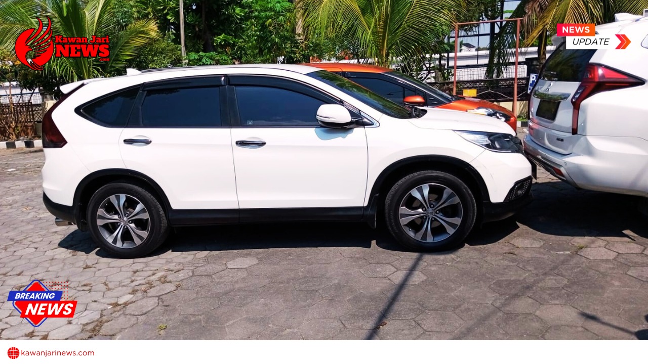 Doc. Kondisi kendaraan Mitsubishi Pajero milik debitur tampak terhalang oleh mobil oleh mobil Honda CR-V putih yang diduga kuat merupakan kendaraan milik oknum debt collector di area parkir Polsek Banjarsari, sehingga menyulitkan proses pengambilan kendaraan yang sebelumnya dititipkan di lokasi tersebut. (Foto: Wakid).