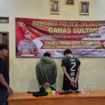 Doc. Para terduga pelaku penyalahgunaan narkotika saat diamankan di Kantor Polsek Jalancagak, Kabupaten Subang. Terlihat keduanya berdiri menghadap tembok saat proses pemeriksaan awal oleh petugas kepolisian. (Benny Rusli).