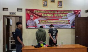 Doc. Para terduga pelaku penyalahgunaan narkotika saat diamankan di Kantor Polsek Jalancagak, Kabupaten Subang. Terlihat keduanya berdiri menghadap tembok saat proses pemeriksaan awal oleh petugas kepolisian. (Benny Rusli).