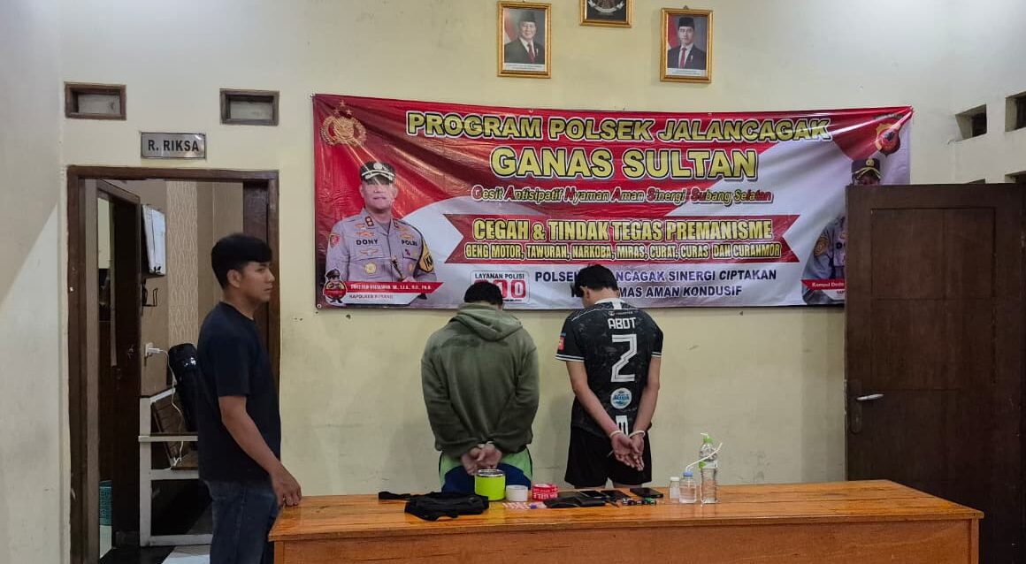 Doc. Para terduga pelaku penyalahgunaan narkotika saat diamankan di Kantor Polsek Jalancagak, Kabupaten Subang. Terlihat keduanya berdiri menghadap tembok saat proses pemeriksaan awal oleh petugas kepolisian. (Benny Rusli).