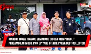 Doc. Ketua PBH Feradi WPI Advokat dan Paralegal DPC Kota Semarang, Sukindar C.S.H., C.PFW., C.MDF., bersama keluarga Mulyani dan Tasriah di depan Kantor Mandiri Tunas Finance Cabang Semarang seusai pertemuan membahas penyelesaian kasus penarikan kendaraan, Rabu (15/10/2025). (Foto: Ilma – Kontributor KawanJariNews.com).