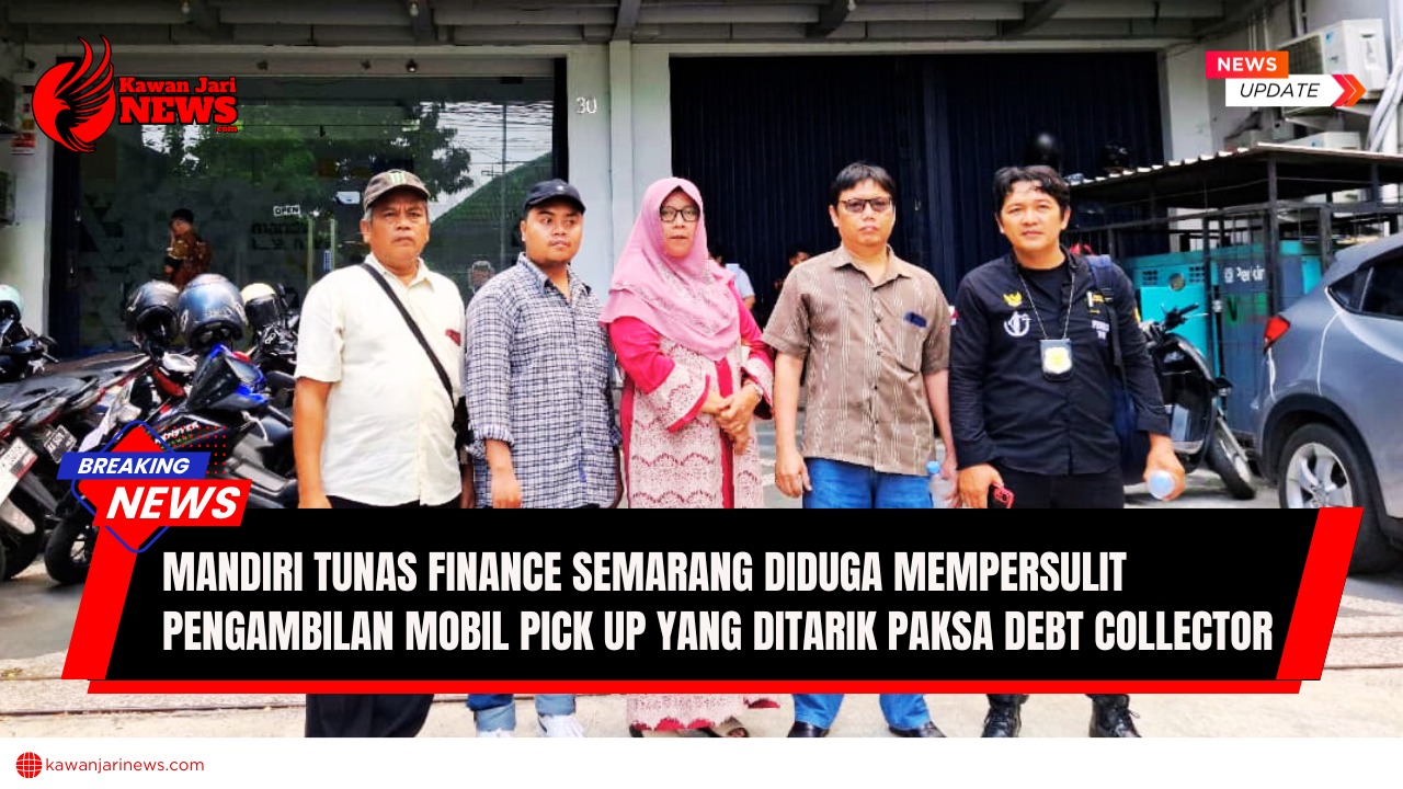 Doc. Ketua PBH Feradi WPI Advokat dan Paralegal DPC Kota Semarang, Sukindar C.S.H., C.PFW., C.MDF., bersama keluarga Mulyani dan Tasriah di depan Kantor Mandiri Tunas Finance Cabang Semarang seusai pertemuan membahas penyelesaian kasus penarikan kendaraan, Rabu (15/10/2025). (Foto: Ilma – Kontributor KawanJariNews.com).