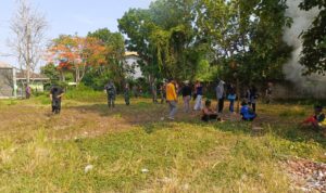 Doc. Anggota Koramil 0510/Binong bersama perangkat Desa Tambakdahan dan warga bergotong royong menyiapkan lahan pembangunan Koperasi Merah Putih di Desa Tambakdahan, Kecamatan Tambakdahan, Kabupaten Subang, Jumat (17/10/2025). Kegiatan ini merupakan bentuk sinergi TNI dan masyarakat dalam mendukung pemberdayaan ekonomi desa. (Benny Rusli).