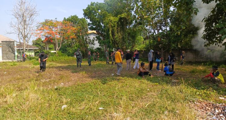 Doc. Anggota Koramil 0510/Binong bersama perangkat Desa Tambakdahan dan warga bergotong royong menyiapkan lahan pembangunan Koperasi Merah Putih di Desa Tambakdahan, Kecamatan Tambakdahan, Kabupaten Subang, Jumat (17/10/2025). Kegiatan ini merupakan bentuk sinergi TNI dan masyarakat dalam mendukung pemberdayaan ekonomi desa. (Benny Rusli).