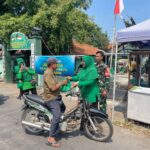 Doc. Penyerahan bantuan secara simbolis kepada perwakilan warga dalam kegiatan sosial yang berlangsung pada Jumat (17/10/2025). Kegiatan ini bertujuan mempererat kebersamaan dan kepedulian terhadap sesama. (Benny Rusli).